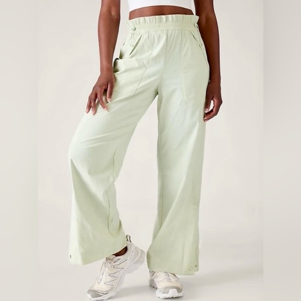 Athleta Trekkie High Rise Parachute Pant, Size 8 NWT in Celadon Tint